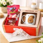 Cesta Presente Capivara com Caneca e Chocolates: kit fofo, pronto para presentear e encantar em qualquer ocasião.