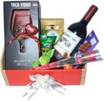 Cesta Presente Namorados com Taça, Vinho, Flor e Chocolates Premium: presente sofisticado e pronto para emocionar em ocasiões especiais.
