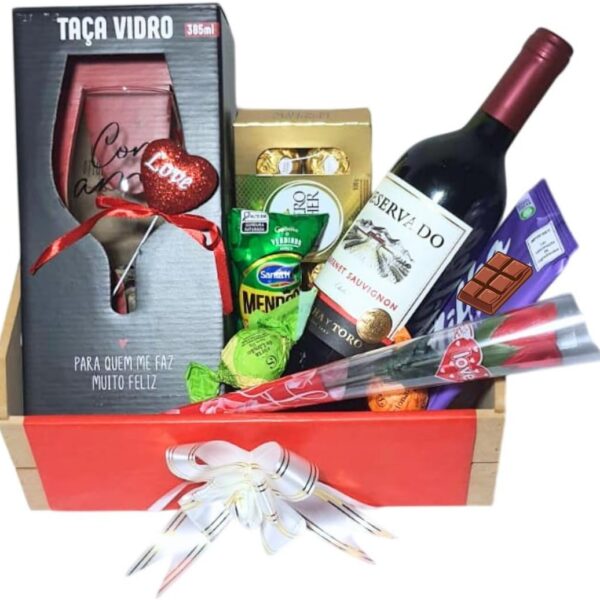 Cesta Presente Namorados com Taça, Vinho, Flor e Chocolates Premium: presente sofisticado e pronto para emocionar em ocasiões especiais.