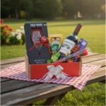 Cesta Presente Namorados com Taça, Vinho, Flor e Chocolates Premium: presente sofisticado e pronto para emocionar em ocasiões especiais. - Imagem 2