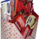 Cesta Presente Premium Chocolate Recheado + Buquê de Rosa: presente romântico e pronto para encantar em datas especiais.