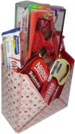 Cesta Presente Premium Chocolate Recheado + Buquê de Rosa: presente romântico e pronto para encantar em datas especiais.