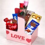 Cesta Presente Premium Namorados Rosa Encantada com chocolates suíços premium, pronta para emocionar e presentear com elegância. - Imagem 2