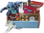 Cesta Presente Stitch com Pelúcia e Chocolates Ferrero Rocher, pronta para presentear com carinho.
