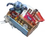 Cesta Presente Stitch com Pelúcia e Chocolates Ferrero Rocher, pronta para presentear com carinho. - Imagem 2