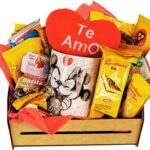 Cesta Romântica Dia dos Namorados com Caneca Mickey e Minnie e guloseimas Bauducco para surpreender seu amor