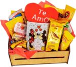 Cesta de Café da Manhã Romântica com chocolates premium, caneca e chaveiro. Presente perfeito para surpreender no Dia dos Namorados.