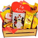 Cesta de Café da Manhã Romântica com chocolates premium, caneca e chaveiro. Presente perfeito para surpreender no Dia dos Namorados.