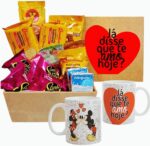 Cesta de Café da Manhã com Caneca Mickey e Minnie: 15 itens para presentear com amor, pronta para surpreender namorados.