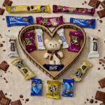 Cesta de Chocolate Lacta Coração com Ursinho: presente romântico com 15 chocolates sortidos e embalagem premium. - Imagem 2