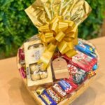 Cesta de Chocolate em Coração: presente perfeito com chocolates Lacta, Nestlé, Kit Kat e Ferrero Rocher, laço e cartão personalizado.