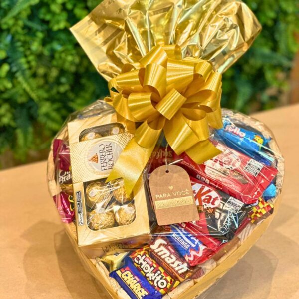 Cesta de Chocolate em Coração: presente perfeito com chocolates Lacta, Nestlé, Kit Kat e Ferrero Rocher, laço e cartão personalizado.