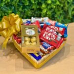 Cesta de Chocolate em Coração: presente perfeito com chocolates Lacta, Nestlé, Kit Kat e Ferrero Rocher, laço e cartão personalizado. - Imagem 2