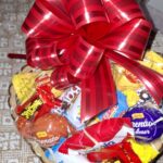 Cesta de Chocolate em formato de coração pequena: presente romântico com chocolates e almochaveiro, ideal para Dia das Mães e Namorados.