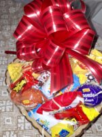 Cesta de Chocolate em formato de coração pequena: presente romântico com chocolates e almochaveiro, ideal para Dia das Mães e Namorados.