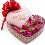 Cesta de Chocolates Presenteável em Formato de Coração com Sonho de Valsa e Coração de Pelúcia para Dia das Mães