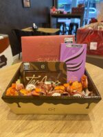Cesta de Presente Cacau Show com chocolates e cookies, ideal para presentear com sabor e carinho.