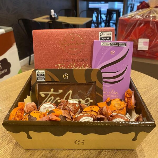 Cesta de Presente Cacau Show com chocolates e cookies, ideal para presentear com sabor e carinho.