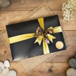 Cesta de Presente Gourmet com Queijos, Vinho e Tábua Premium: presente sofisticado com sabores premium e tábua personalizada artesanal. - Imagem 2