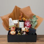 Cesta de Presente Gourmet com Vinho Chileno Gran Reserva, queijos finos e chocolates premium para presentear com sofisticação.