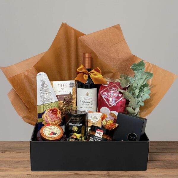 Cesta de Presente Gourmet com Vinho Chileno Gran Reserva, queijos finos e chocolates premium para presentear com sofisticação.