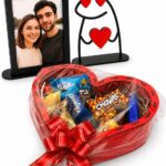 Cesta de Presente Romântica Coração com Chocolates para Casal, pronta para presentear com laço, porta-retrato e MDF resistente.