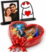 Cesta de Presente Romântica Coração com Chocolates para Casal, pronta para presentear com laço, porta-retrato e MDF resistente.