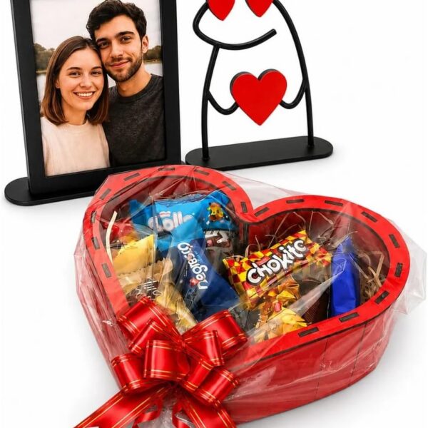 Cesta de Presente Romântica Coração com Chocolates para Casal, pronta para presentear com laço, porta-retrato e MDF resistente.
