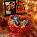 Cesta de Presente Romântica Coração com Chocolates para Casal, pronta para presentear com laço, porta-retrato e MDF resistente. - Imagem 2