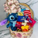 Cesta de chocolate com pelúcia: presente especial para aniversário, surpresa e datas especiais.
