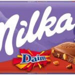 Chocolate Milka Ao Leite Daim 100G: barra cremosa com cristais de caramelo crocante e sabor irresistível para comprar e saborear.