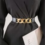 Cinto elástico feminino ajustável para jeans e social, com corrente metálica e visual elegante, confortável e versátil