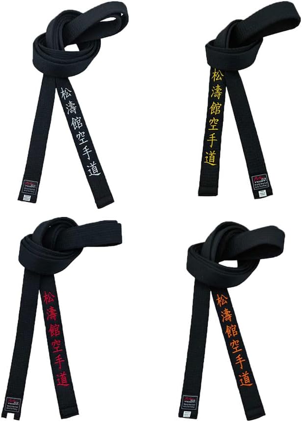 Cinto preto Shotokan Karatê bordado em poliéster, ideal para artes Cinto preto Shotokan Karatê bordado em poliéster, ideal para artes marciais e clube júnior, com 3,8 cm de largura e ajuste confortável.