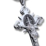 Colar Crucifixo com Medalha de São Bento em Aço Inoxidável Prateado: proteção, fé e estilo unissex com corrente de 60cm.