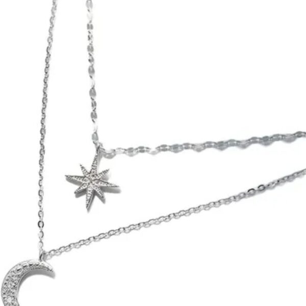 Colar Duplo Lua e Estrela com Zircônia: elegância delicada para valorizar seu visual com charme celestial.