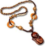 Colar Étnico Foxy em Madeira Ébano: estilo artesanal unissex, espiritual e elegante, com bolsa de veludo.