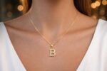 Colar Feminino com Letra Inicial Banhado a Ouro 18K, personalizado, elegante e ideal para presente sofisticado. - Imagem 2