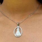 Colar Nossa Senhora de Aparecida em aço inox prateado: fé, elegância e presente ideal para uso unissex - Imagem 2