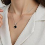 Colar Trevo Preto Brilhante em Aço Inox 316L: elegante, durável e ideal para compor looks femininos com estilo premium. - Imagem 2