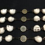 Colar católico feito à mão com contas howlita 10 mm, cruz bronze e rosário 80-90 cm: presente religioso elegante e exclusivo