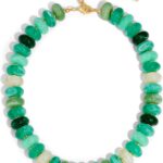 Colar de contas boho para mulheres, estilo moderno e colorido para looks de verão e férias.