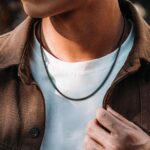 Colar de corrente em aço inox 2 mm para homens, banhado a prata, preto ou ouro, ideal para estilo e durabilidade.