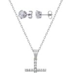 Colar feminino com pingente de cruz em aço inox: resistente, elegante e ideal para compor looks com estilo.