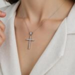 Colar feminino com pingente de cruz em aço inox: resistente, elegante e ideal para compor looks com estilo. - Imagem 2