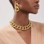 Colar feminino dourado com corrente punk: gargantilha delicada e moderna para compor looks estilosos.