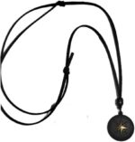 Colar masculino ajustável com pingente bússola em couro sintético, estilo e durabilidade para o dia a dia.