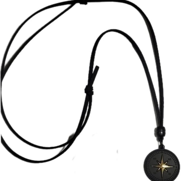 Colar masculino ajustável com pingente bússola em couro sintético, estilo e durabilidade para o dia a dia.
