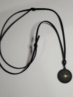 Colar masculino ajustável com pingente bússola em couro sintético, estilo e durabilidade para o dia a dia. - Imagem 2
