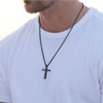 Colar masculino com cruz em aço inoxidável: estilo durável e elegante para compor looks modernos. - Imagem 2