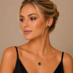 Conjunto Colar e Brinco Folheado a Ouro 18K com Pedra Spinel Cinza, elegante e hipoalergênico para presentear com significado. - Imagem 2